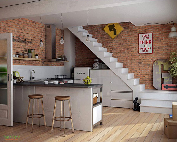 Gầm cầu thang trở thành điểm thu hút khi kết hợp với tủ bếp.