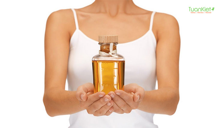 Massage ngực với dầu dừa để phòng tránh chảy xệ