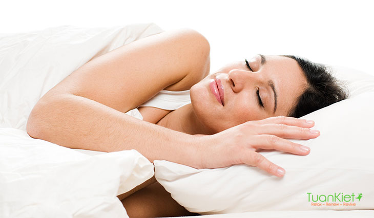 Ngủ đủ giấc giúp mặt tránh được tình trạng sưng phù