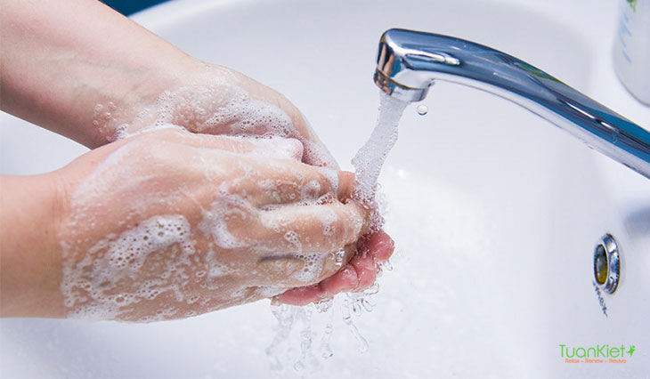 Rửa tay bằng xà phòng sau khi đi vệ sinh và trước khi ăn