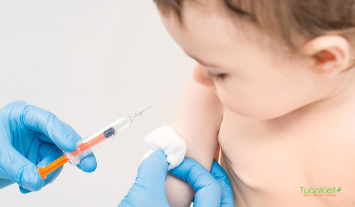 Tiêm vaccine phòng bệnh cho trẻ